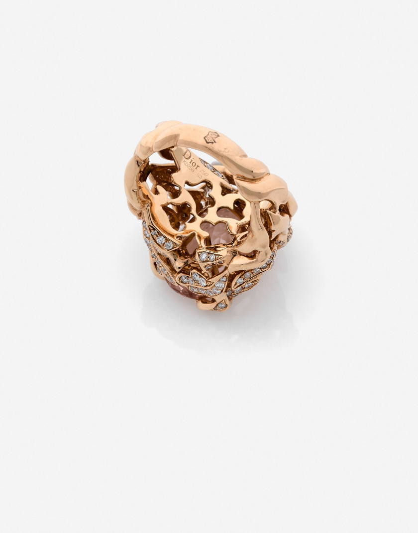 DIOR Bague "Gourmande" en or, morganite, diamants, nacre et saphirs A morganite, diamond, sapphire, mother-of-pearl and gold ring