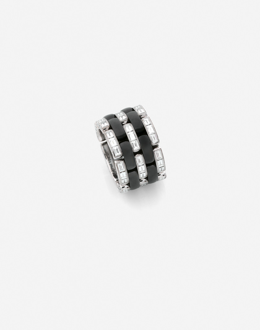 CHANEL Bague "Ultra" en or, céramique noire et diamants A diamond, black ceramic and gold "Ultra" ring