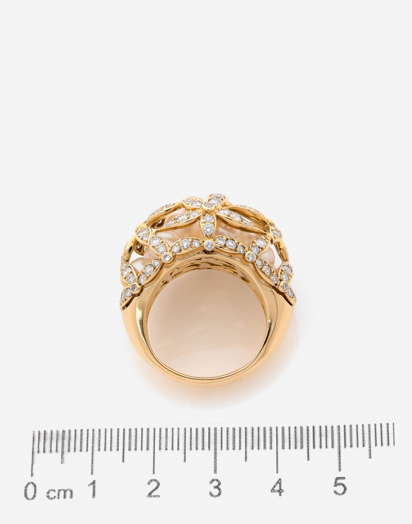 MIKIMOTO Bague «Rock’n’roll» en or, perles et diamants A pearl, diamond and gold "Rock'n'roll" ring
