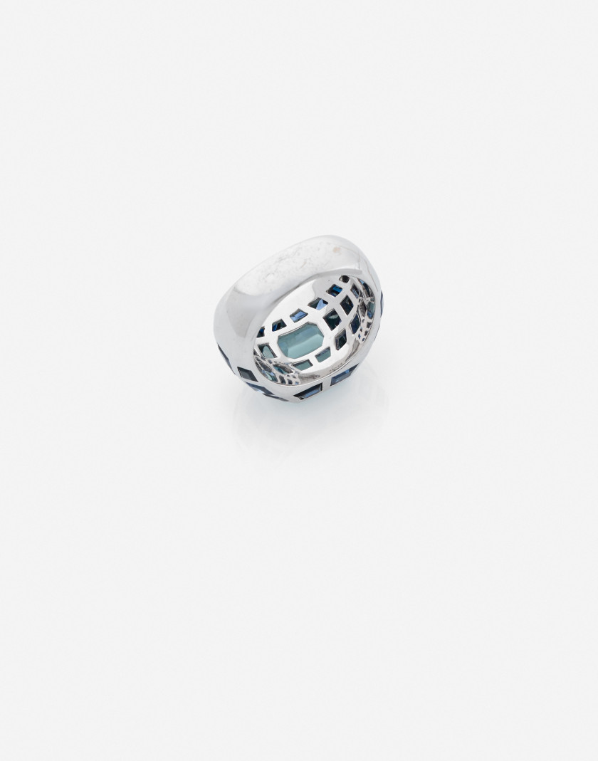 CHANEL Bague "Kaléïdoscope" en or, aigue-marine et saphirs An aquamarine, sapphire and gold "kaleidoscope" ring