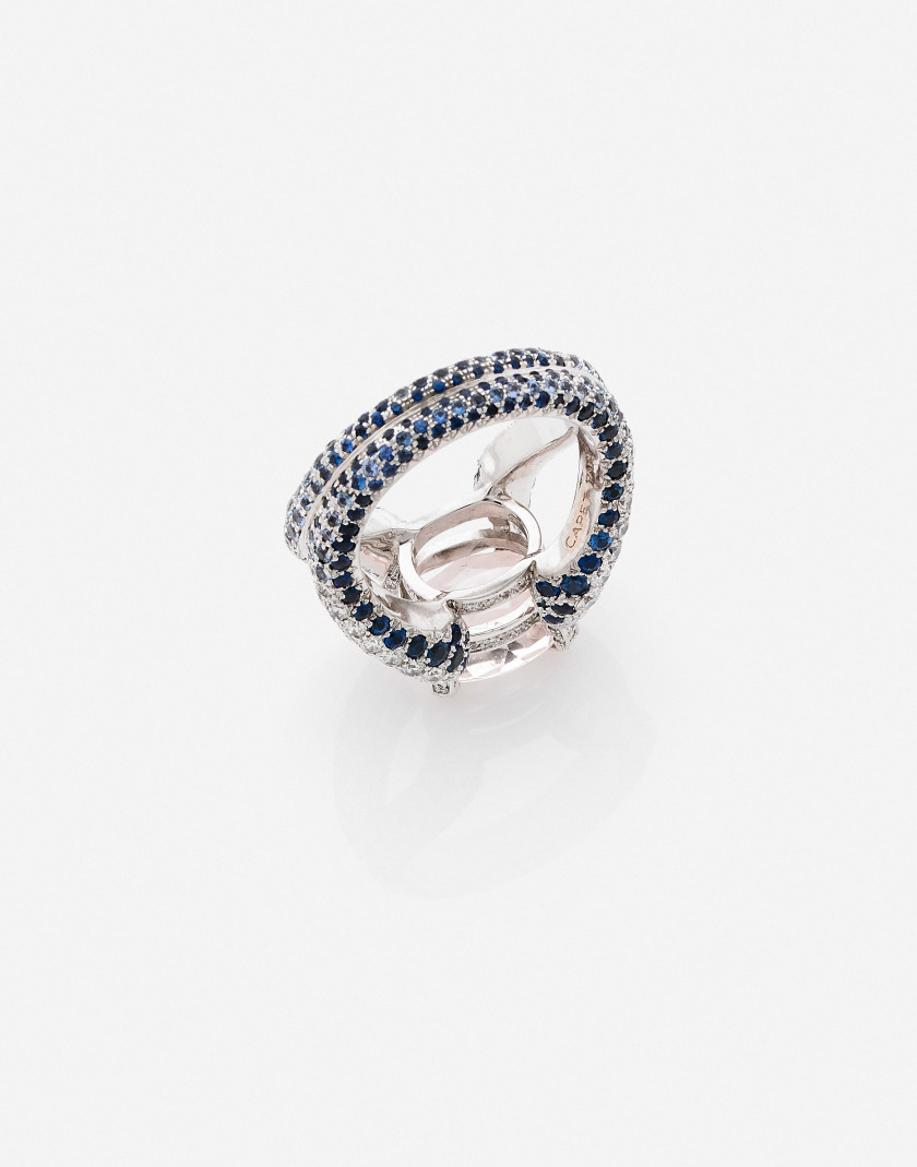 CAPET Bague en or, béryl incolore, diamants et saphirs  A colourless beryl, diamond, sapphire and gold ring