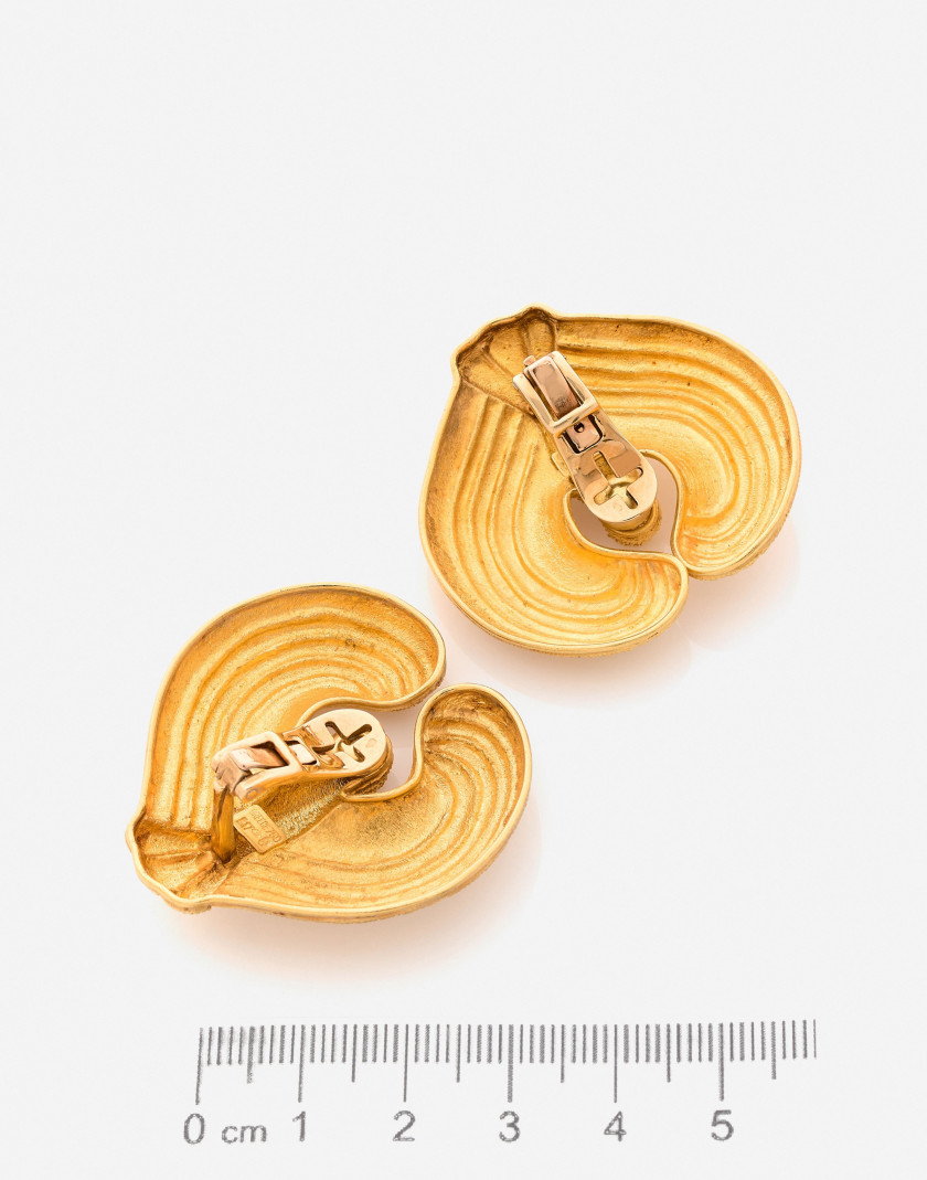 LALAOUNIS Paire de clips d'oreilles en or jaune à décor grainetis A pair of  grain gold ear clips