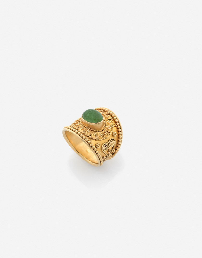 LALAOUNIS Bague en or filigranné et tourmaline verte A green tourmaline and filgreed and grain gold ring