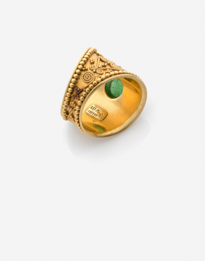 LALAOUNIS Bague en or filigranné et tourmaline verte A green tourmaline and filgreed and grain gold ring