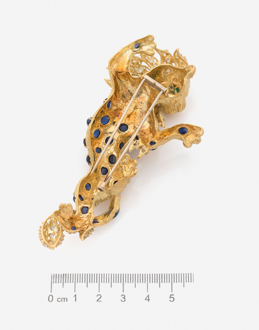 Clip de corsage Lion en or, diamants, saphirs et émeraudes A diamond, sapphire, emerald and gold lion clip