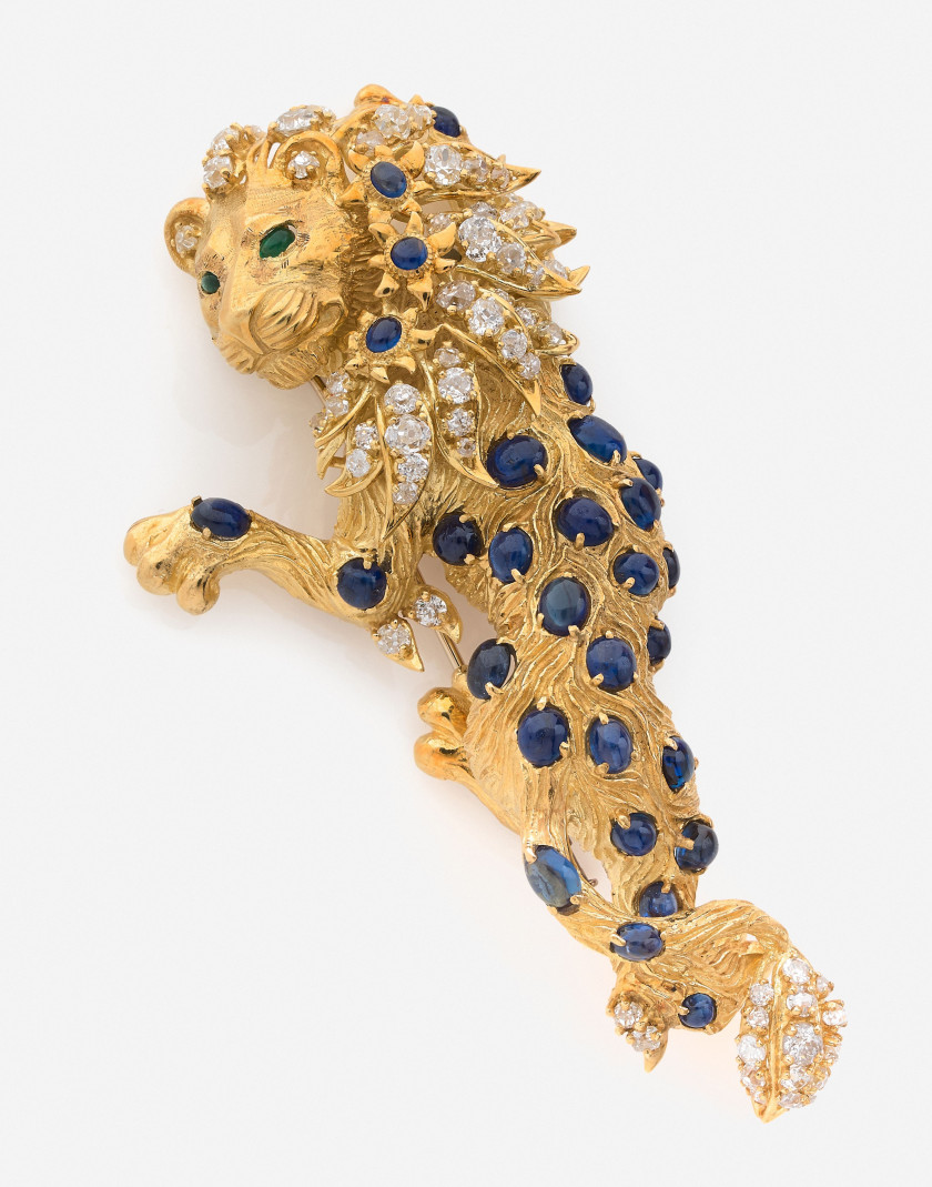 Clip de corsage Lion en or, diamants, saphirs et émeraudes A diamond, sapphire, emerald and gold lion clip