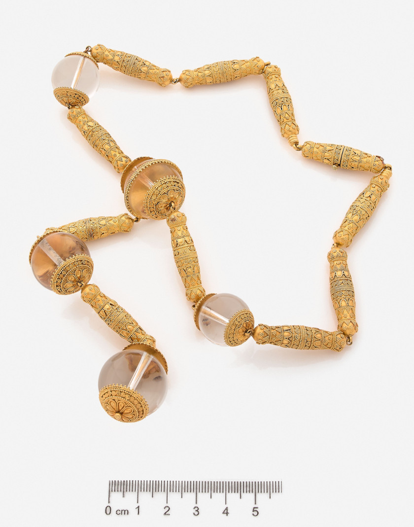 LALAOUNIS Collier en or filigrané et boules de cristal de roche A rock crystal bead and filgreed gold necklace
