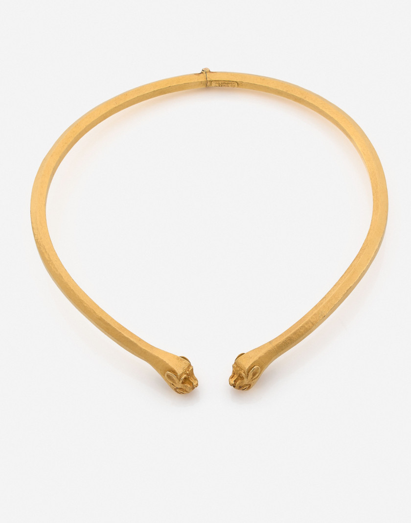 LALAOUNIS Collier torque en or martelé et deux têtes de félins A hammered gold rigid necklace ended by two feline's head