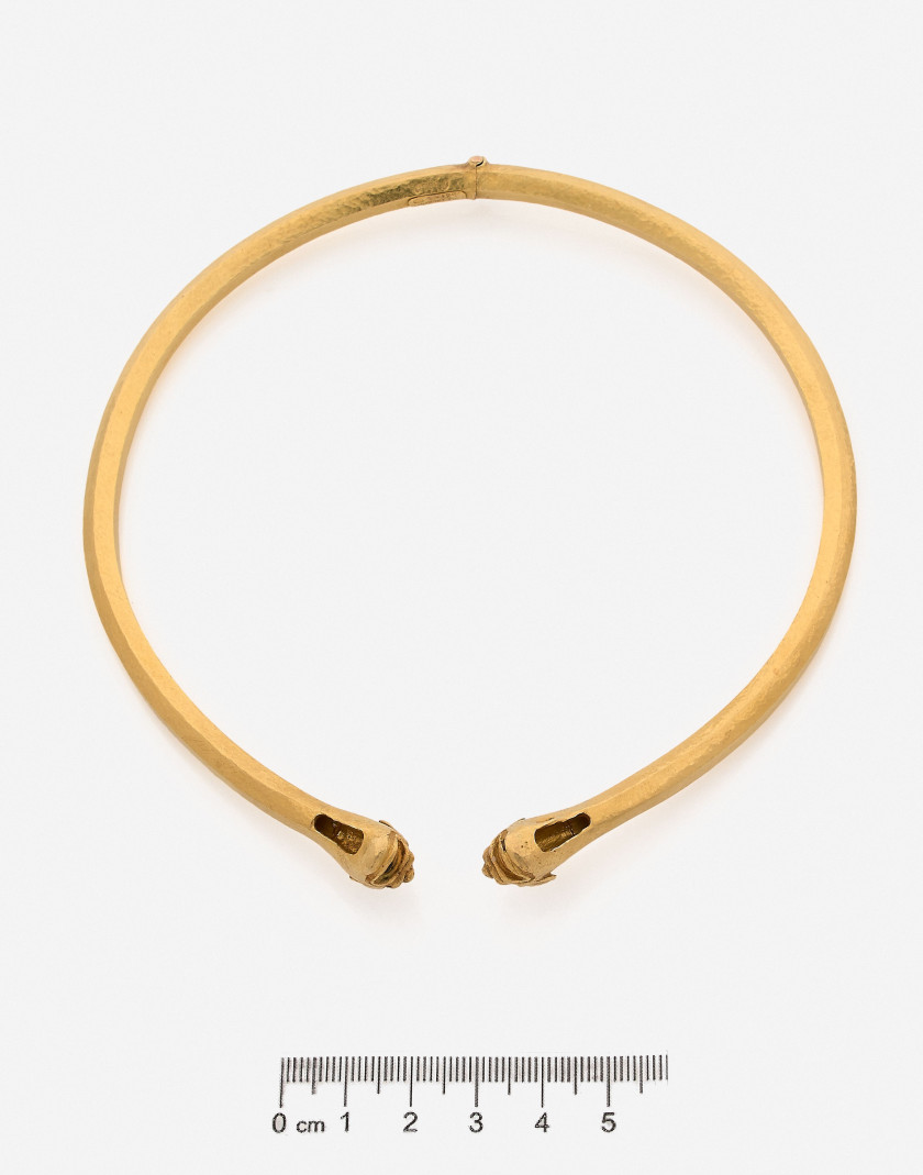 LALAOUNIS Collier torque en or martelé et deux têtes de félins A hammered gold rigid necklace ended by two feline's head