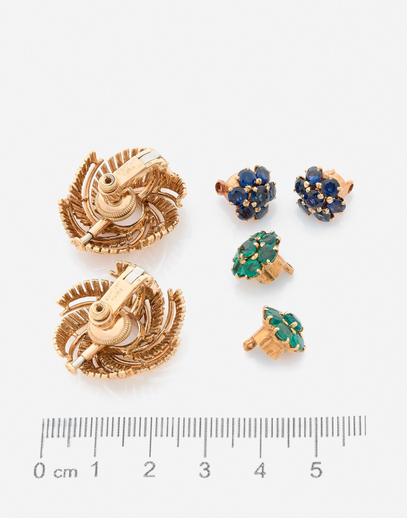 CARTIER Clips d'oreilles or, émeraudes, saphirs, v. 1970 A pair of sapphire, emerald and gold ear clips, ca. 1970