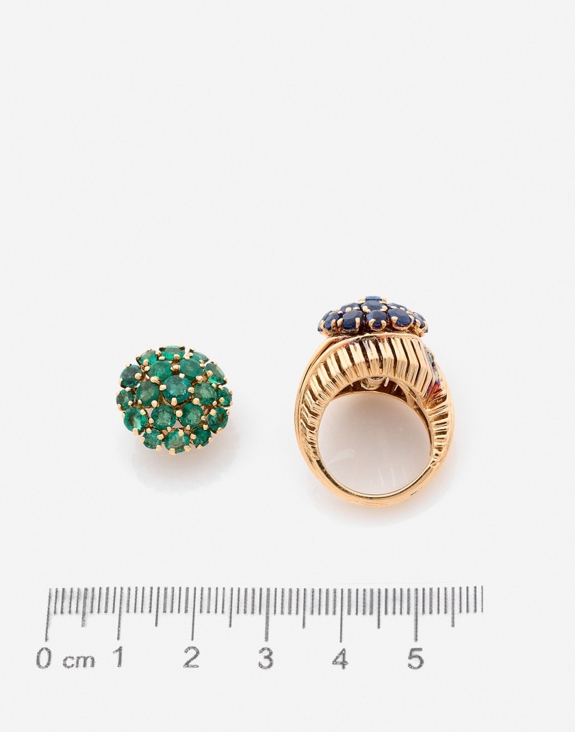 CARTIER Bague en or, émeraudes et saphirs, vers 1970 A sapphire, emerald and gold ring, circa 1970