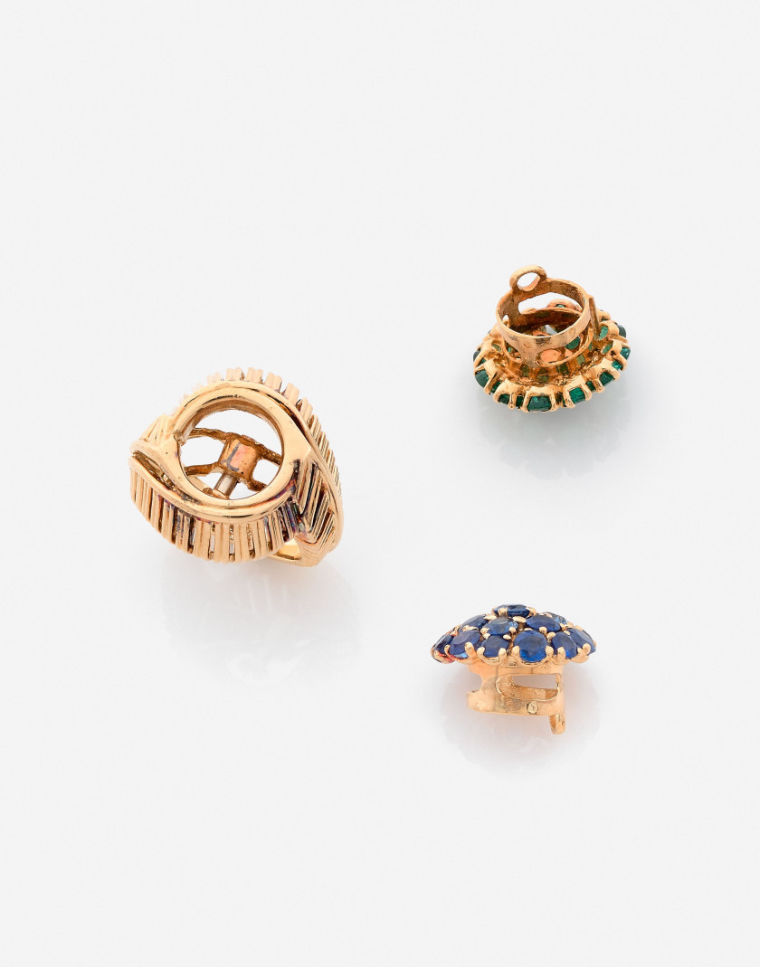 CARTIER Bague en or, émeraudes et saphirs, vers 1970 A sapphire, emerald and gold ring, circa 1970