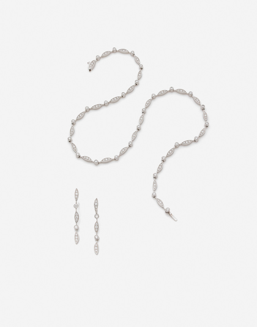 CHAUMET Collier et pendants d'oreilles "Frise" en or et diamants A diamond and gold set (necklace and ear pendants)