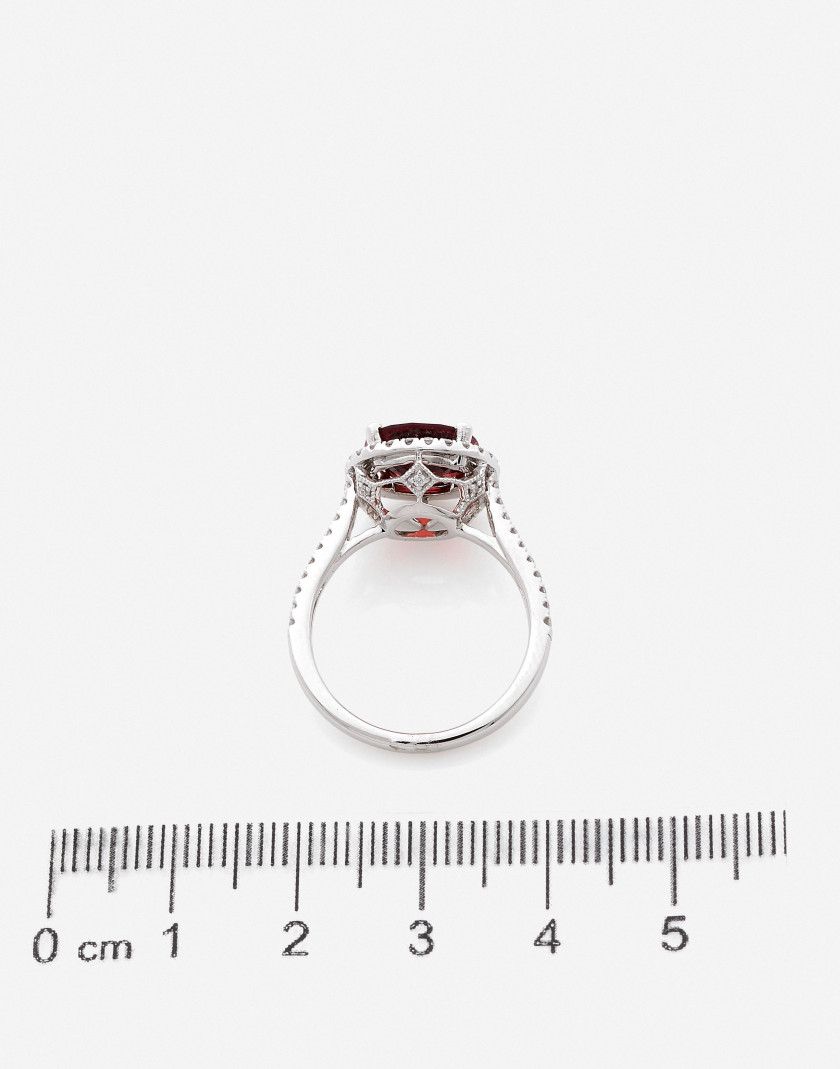 Bague  Or, spinelle 3.01 cts (GCI: spinelle naturel) et diamants A 3.01 ct spinel (GCI: natural), diamond and gold ring