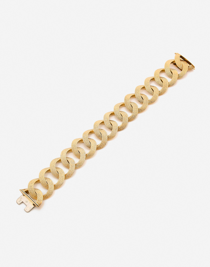 CHAUMET Bracelet en or gravé ou sablé An engraved and textured gold bracelet