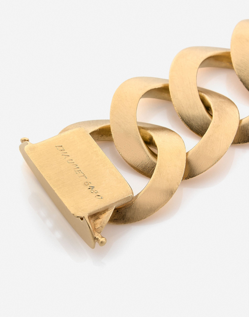 CHAUMET Bracelet en or gravé ou sablé An engraved and textured gold bracelet