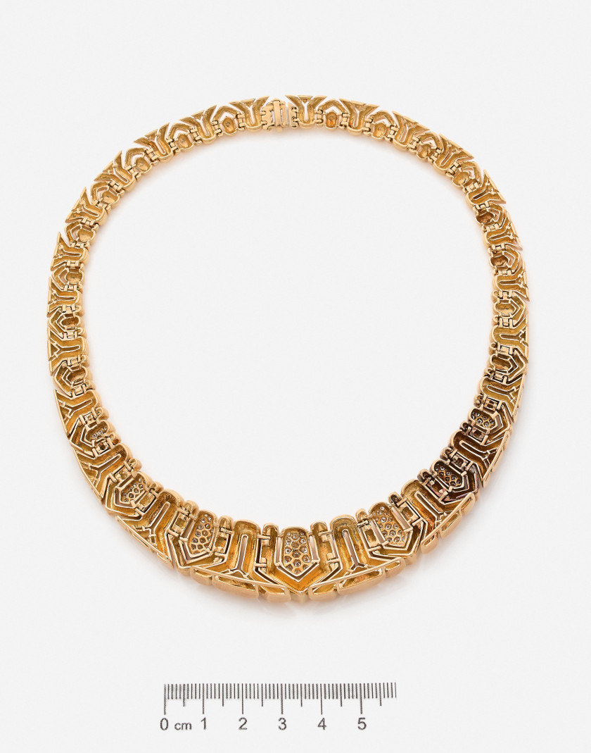 BOUCHERON Collier articulé en or et diamants A diamond and gold necklace