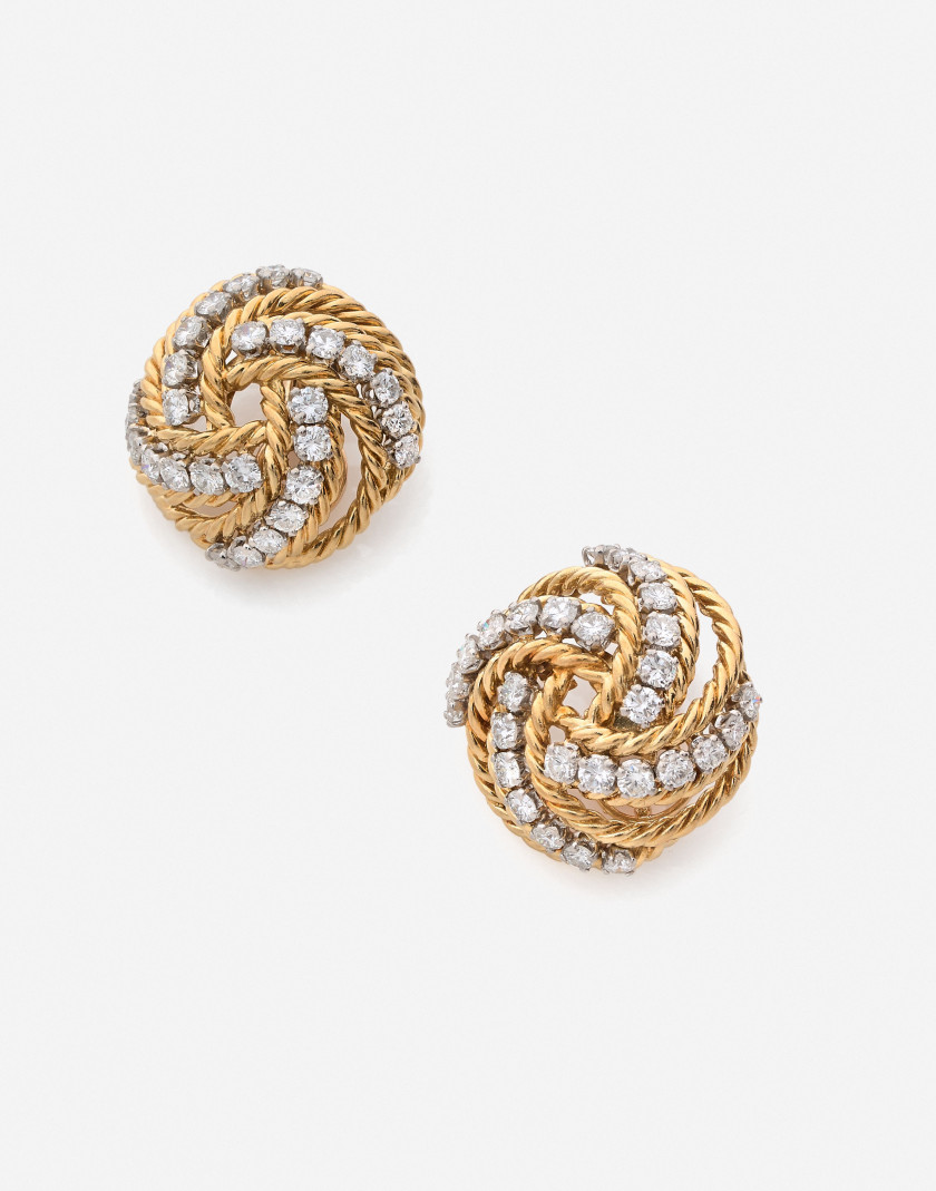 BOUCHERON Clips d'oreilles en platine, or et diamants, vers 1970 A pair of diamonds, gold and platinum ear clips, circa 1970