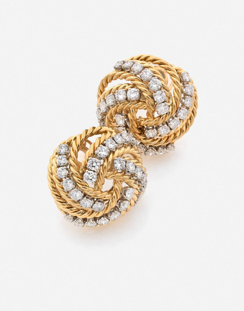 BOUCHERON Clips d'oreilles en platine, or et diamants, vers 1970 A pair of diamonds, gold and platinum ear clips, circa 1970