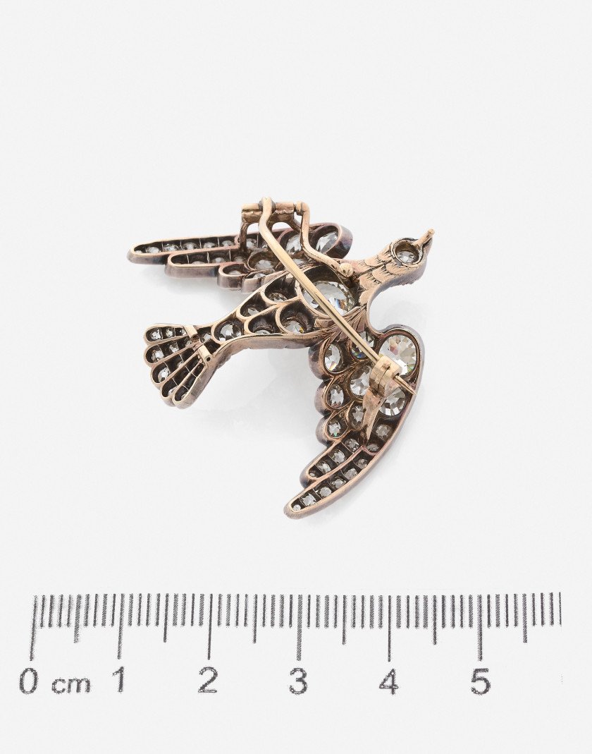 Broche oiseau en argent, or et diamants, début du XXe s. A diamond, silver and gold bird brooch beginning of the 20th cent.