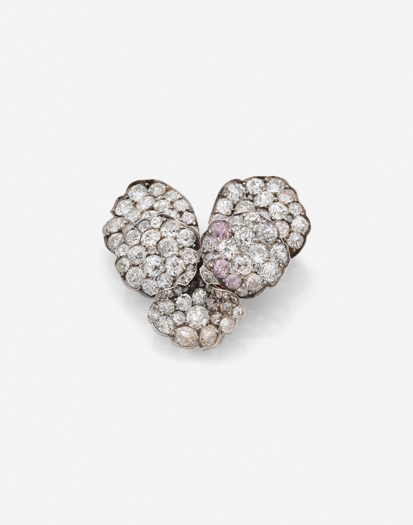 Broche trembleuse Pensée en argent, or et diamants, vers 1880 A diamond, gold and silver pansy trembleuse brooch, circa 1880