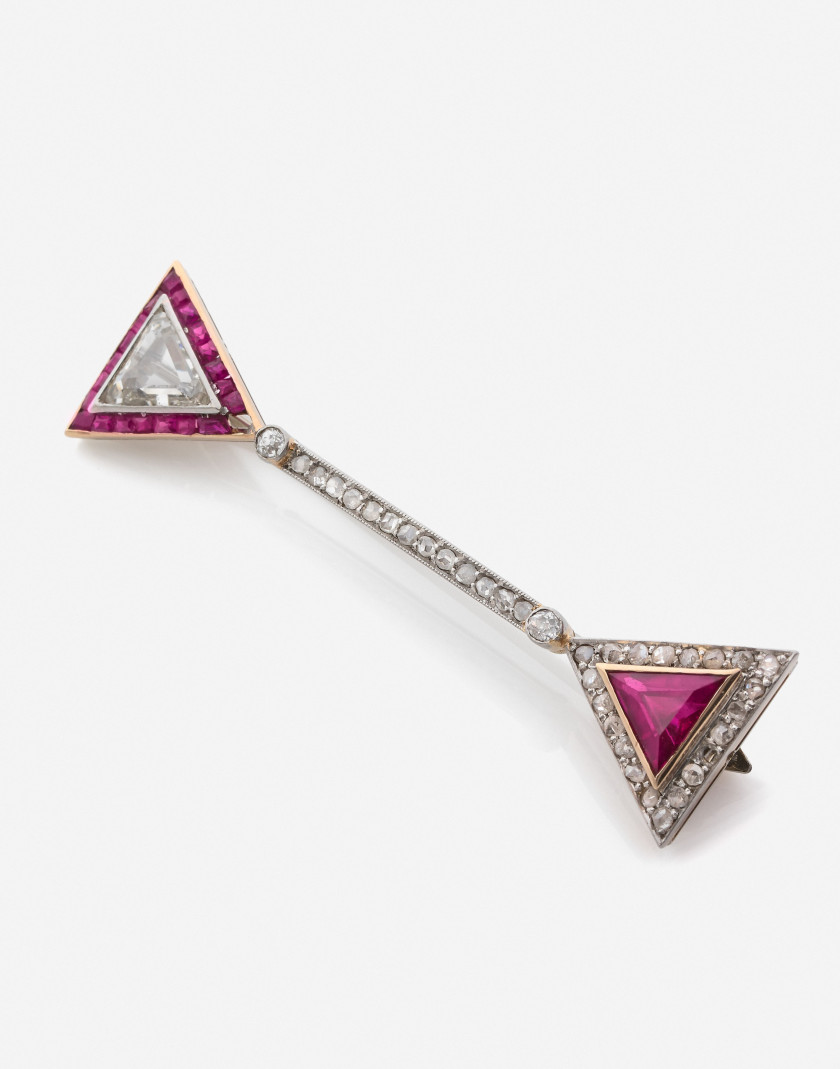 Broche en platine, or, diamants et rubis, début du XXe s. A diamond, ruby, platinum and gold brooch, beginning of the 20th cent.