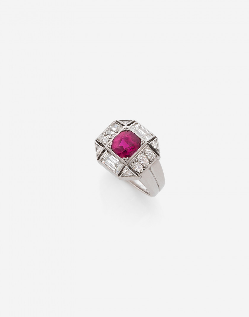 BOUCHERON Bague platine, rubis (GEM Paris: Birmanie, non chauffé) diamants, v. 1925 A ruby (GEM Paris: Burma, no heat), diamond and pl