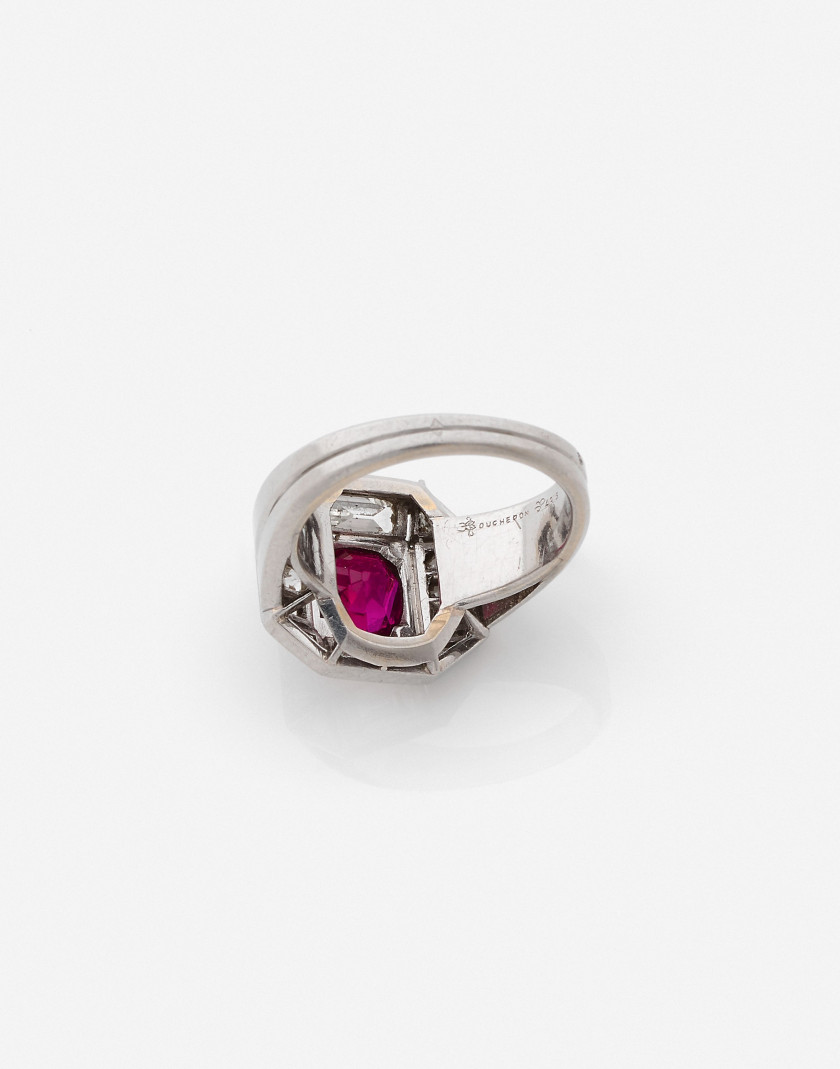 BOUCHERON Bague platine, rubis (GEM Paris: Birmanie, non chauffé) diamants, v. 1925 A ruby (GEM Paris: Burma, no heat), diamond and pl