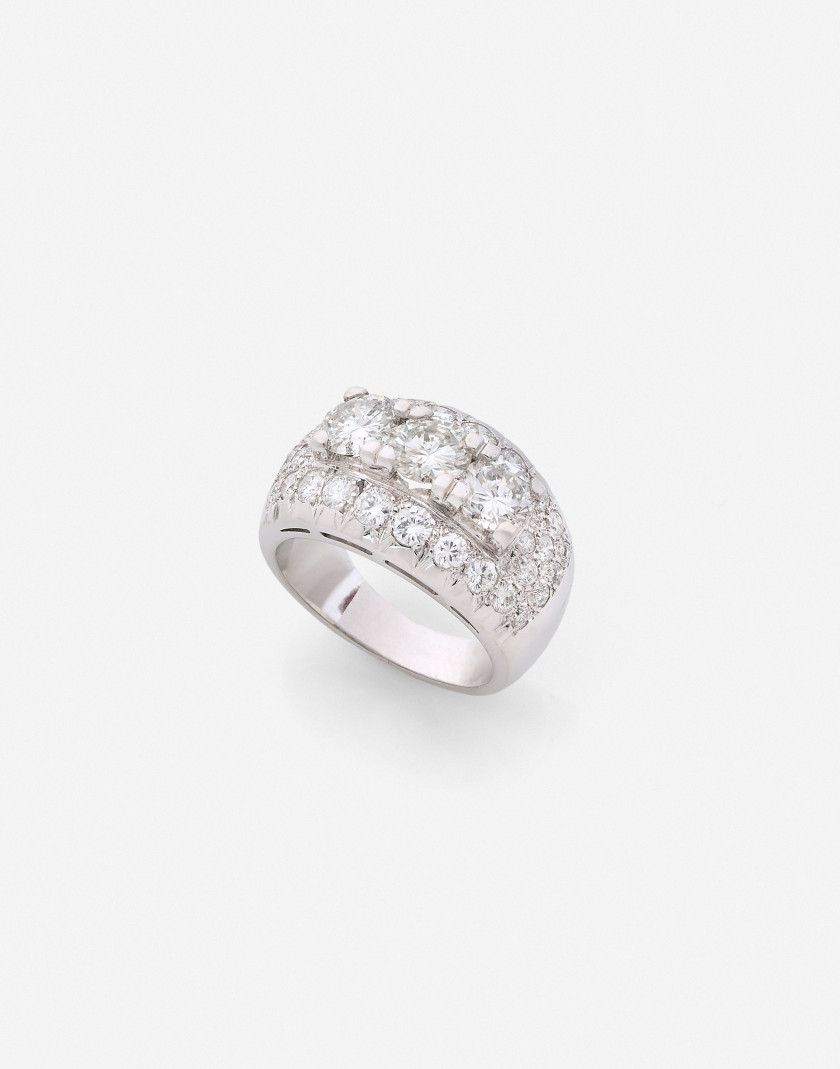 Bague or gris et diamants  A diamond and white gold ring