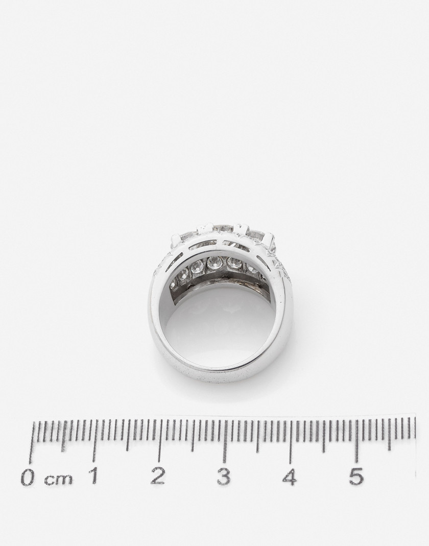 Bague or gris et diamants  A diamond and white gold ring