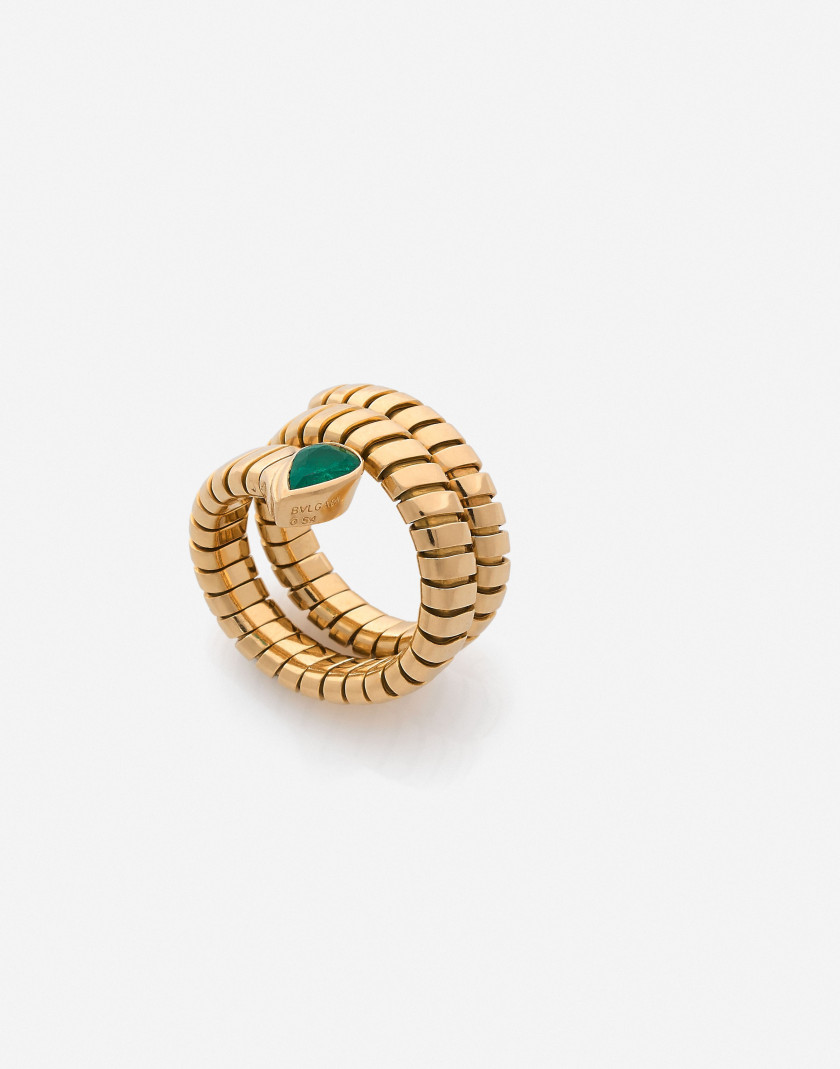 BULGARI Bague "Serpenti" en or et émeraude An emerald and gold "Serpentini" ring