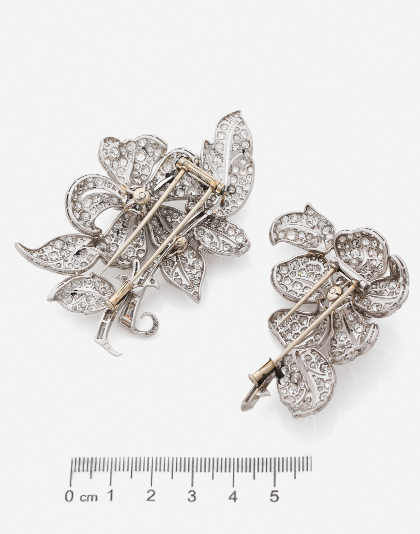 Deux clips en platine, or et diamants, v. 1945-1950, Travail français Two diamond, platinum and gold clips, ca. 1945-1950, French work