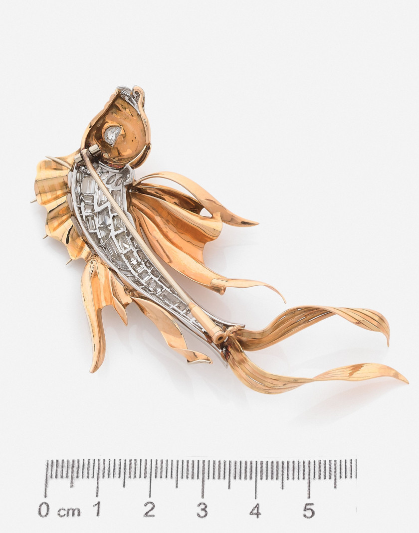 Broche poisson Or jaune et gris et diamants A diamond, white and yellow gold fish brooch