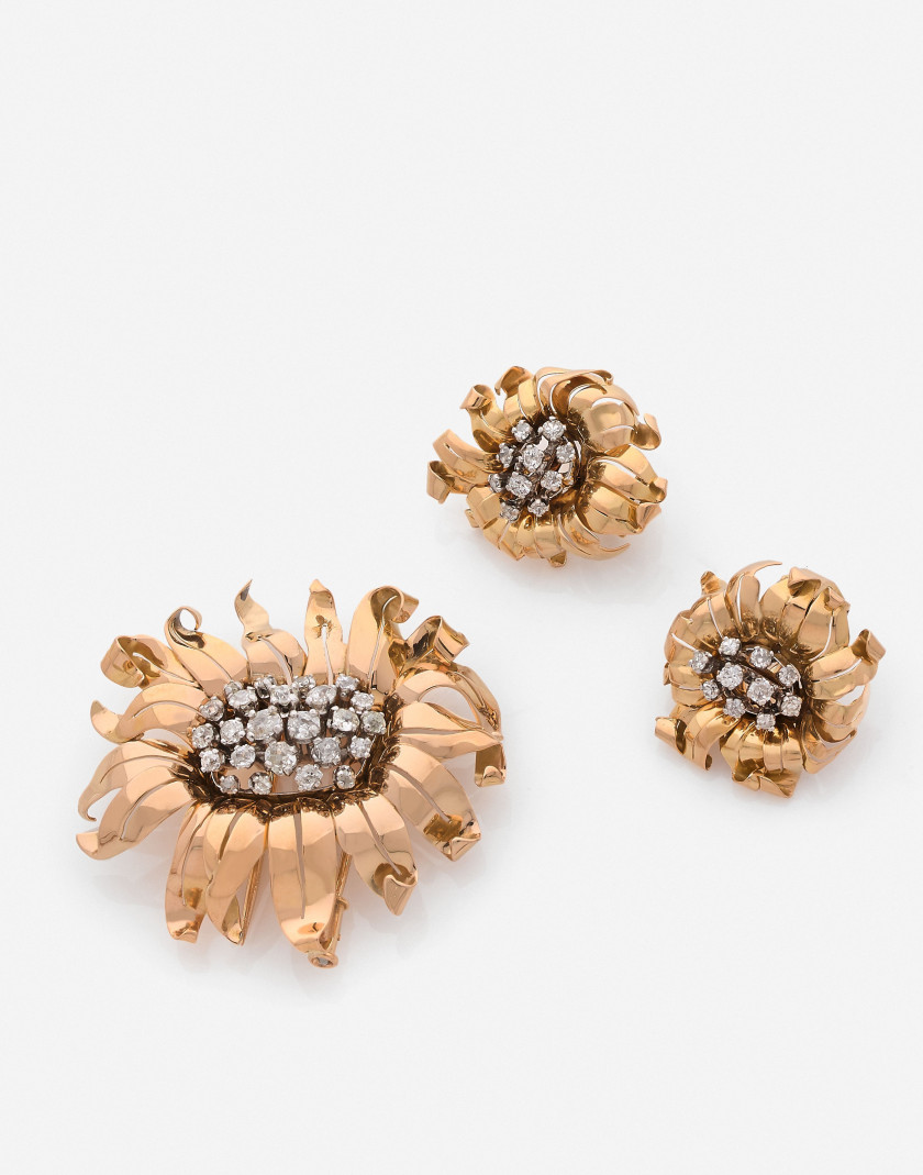 Clip de corsage et boucles d'oreilles  Or et diamants, vers 1940 A diamond and gold, clip and pair of ear clips, circa 1940