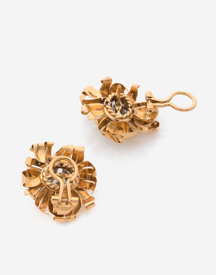 Clip de corsage et boucles d'oreilles  Or et diamants, vers 1940 A diamond and gold, clip and pair of ear clips, circa 1940