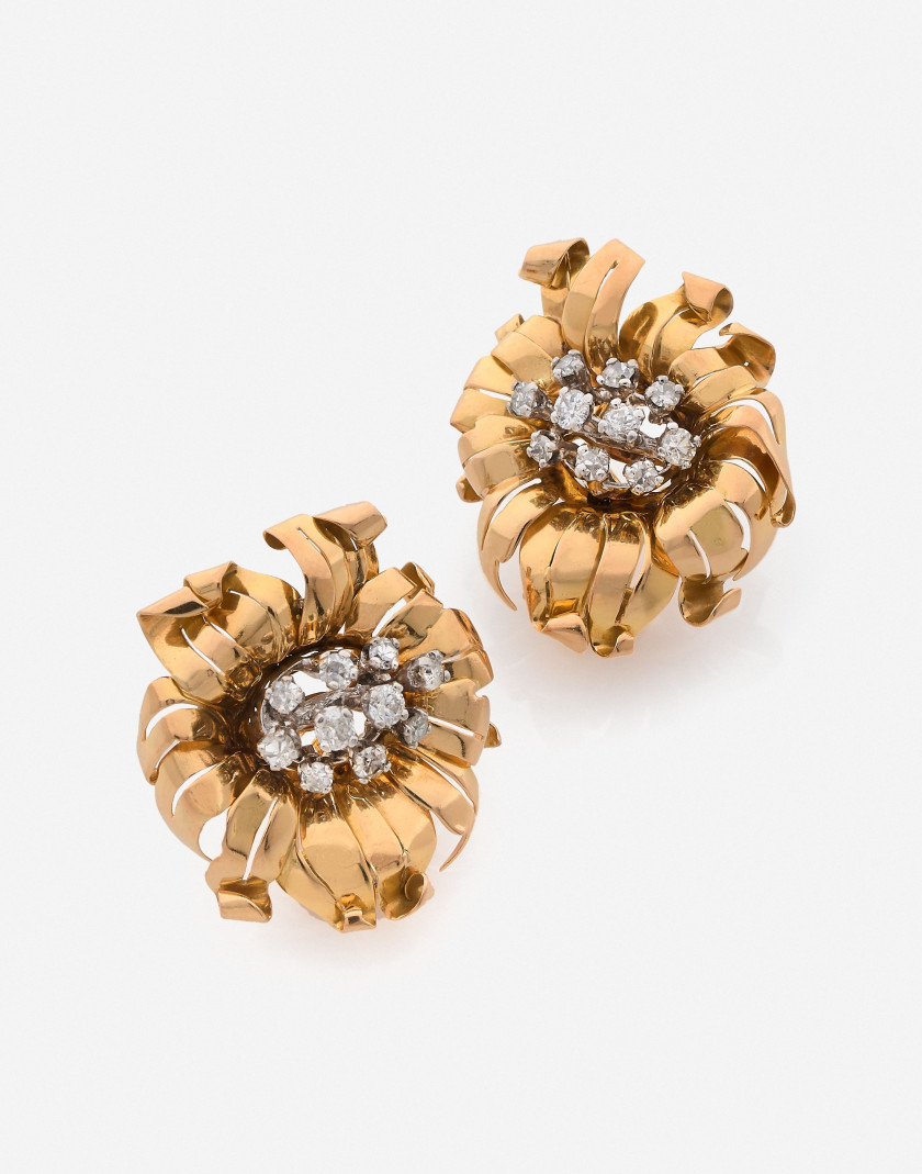 Clip de corsage et boucles d'oreilles  Or et diamants, vers 1940 A diamond and gold, clip and pair of ear clips, circa 1940