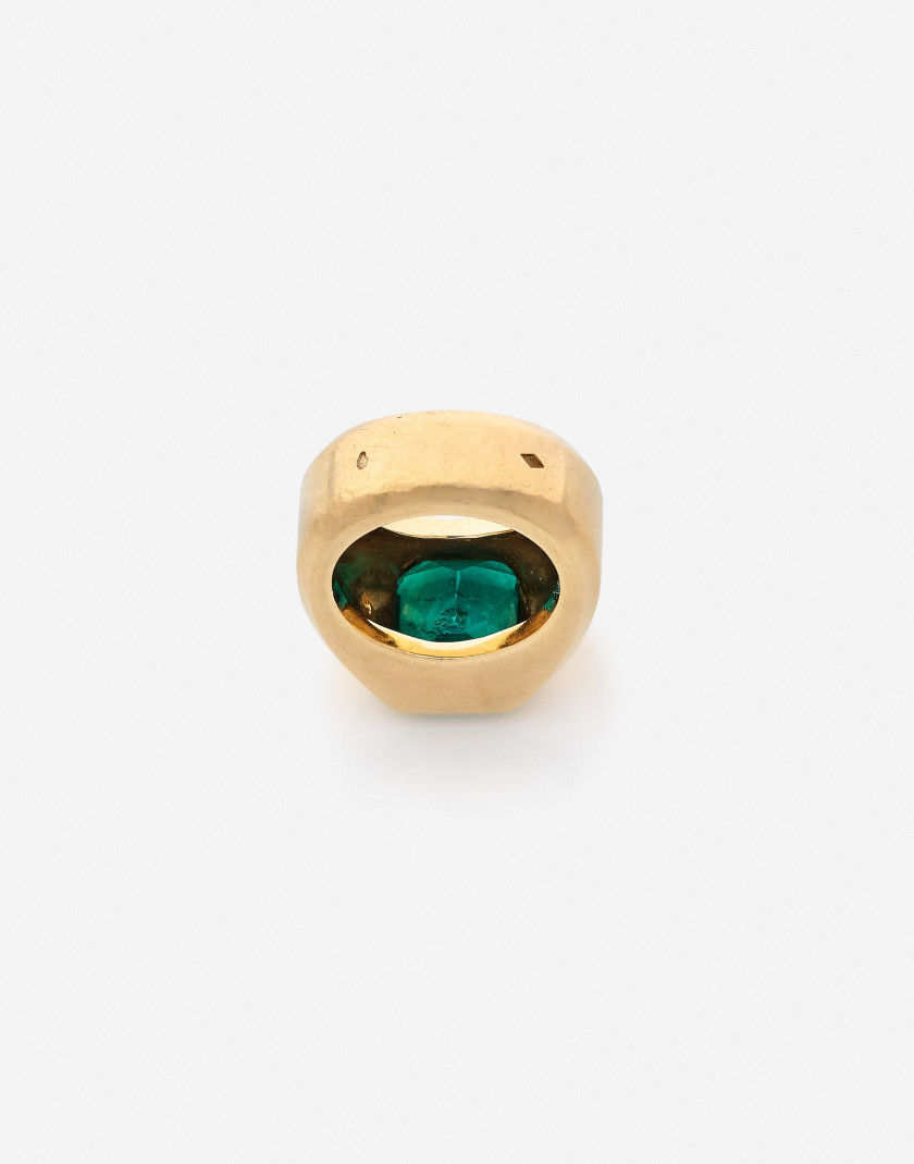 Bague en or, émeraude 5.50-6 cts (GEM: Colombie, huile modérée) A 5.50-6 ct emerald (GEM: Colombia, moderate oil) and gold ring