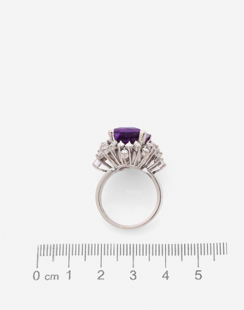 Bague et boucles d'oreilles en or, améthystes et diamants  An amethyst, diamond and gold set (ring and earrings)