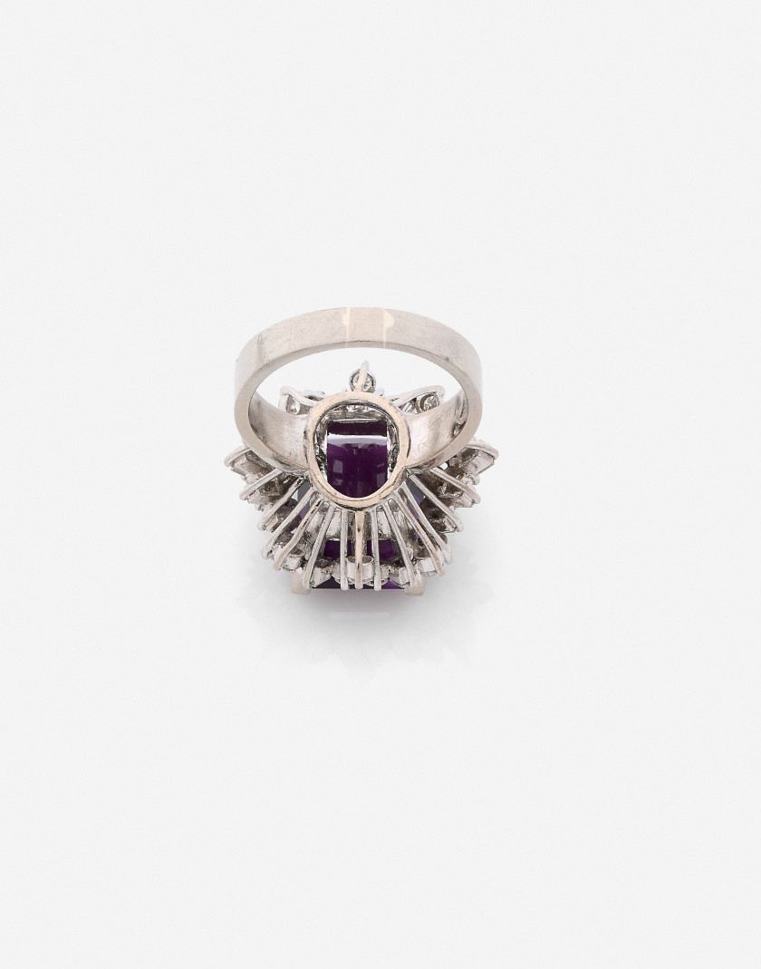 Bague et boucles d'oreilles en or, améthystes et diamants  An amethyst, diamond and gold set (ring and earrings)