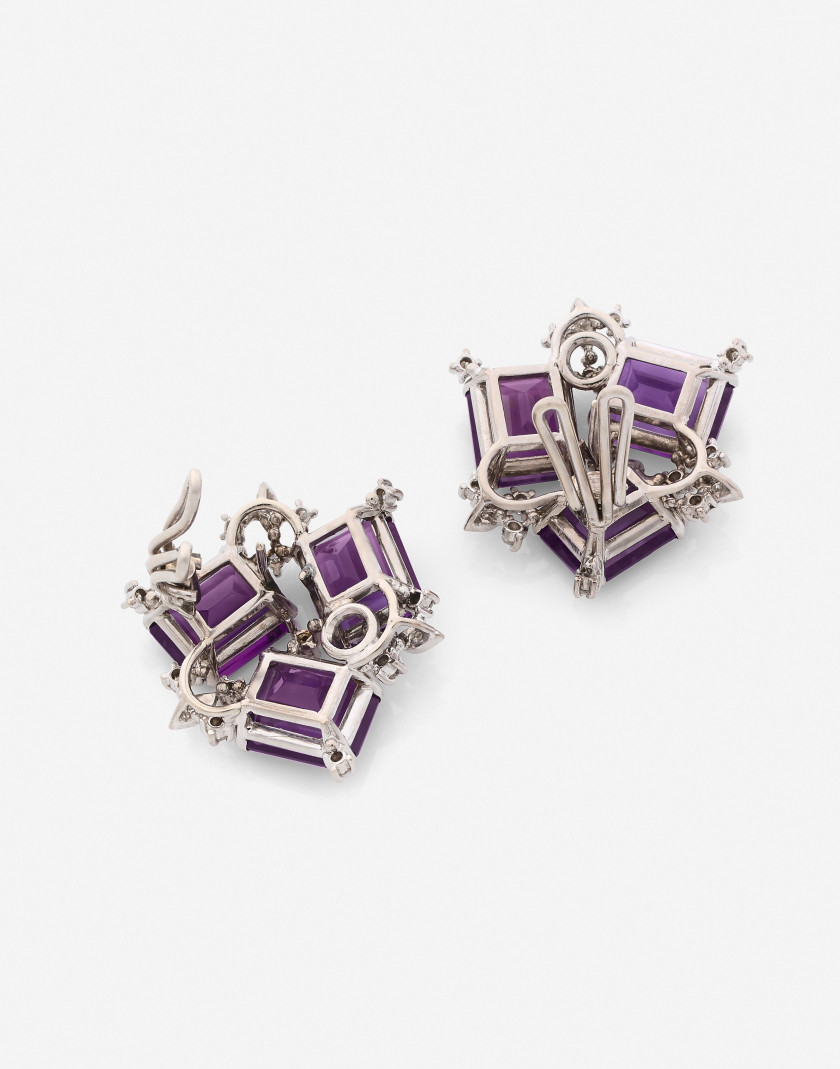 Bague et boucles d'oreilles en or, améthystes et diamants  An amethyst, diamond and gold set (ring and earrings)