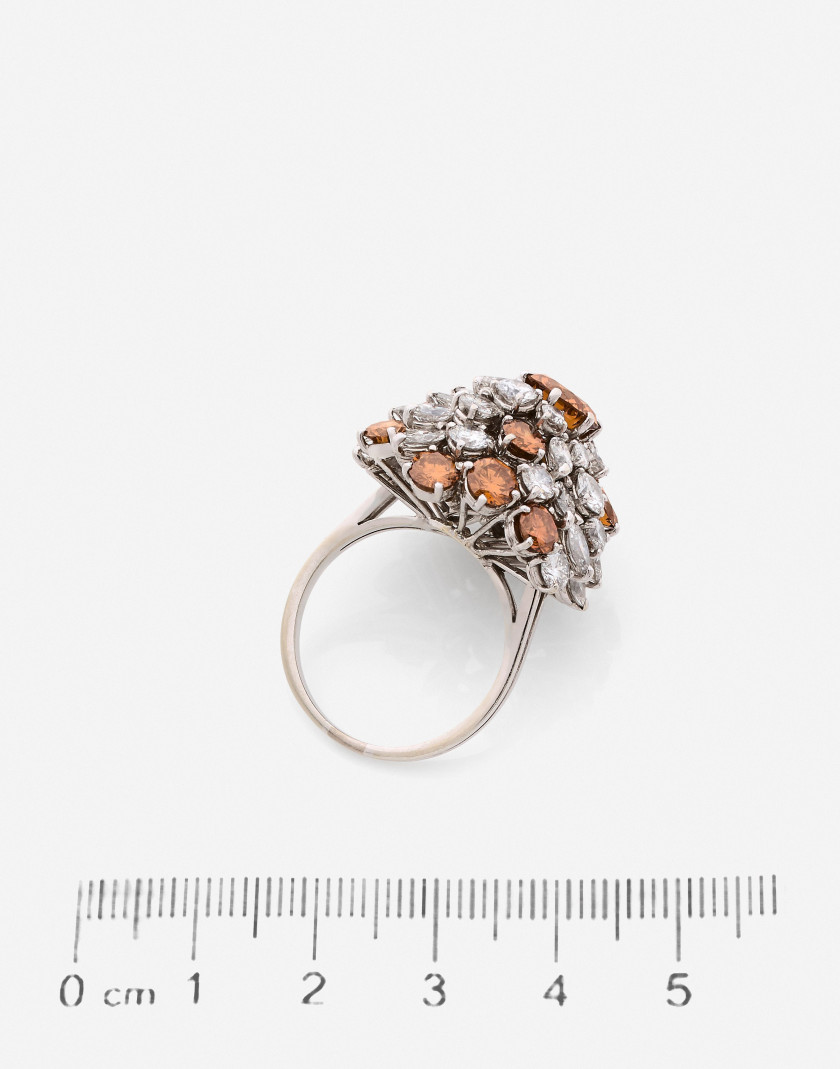 Bague dôme en or, diamants blancs et oranges A white and orange diamond and gold ring