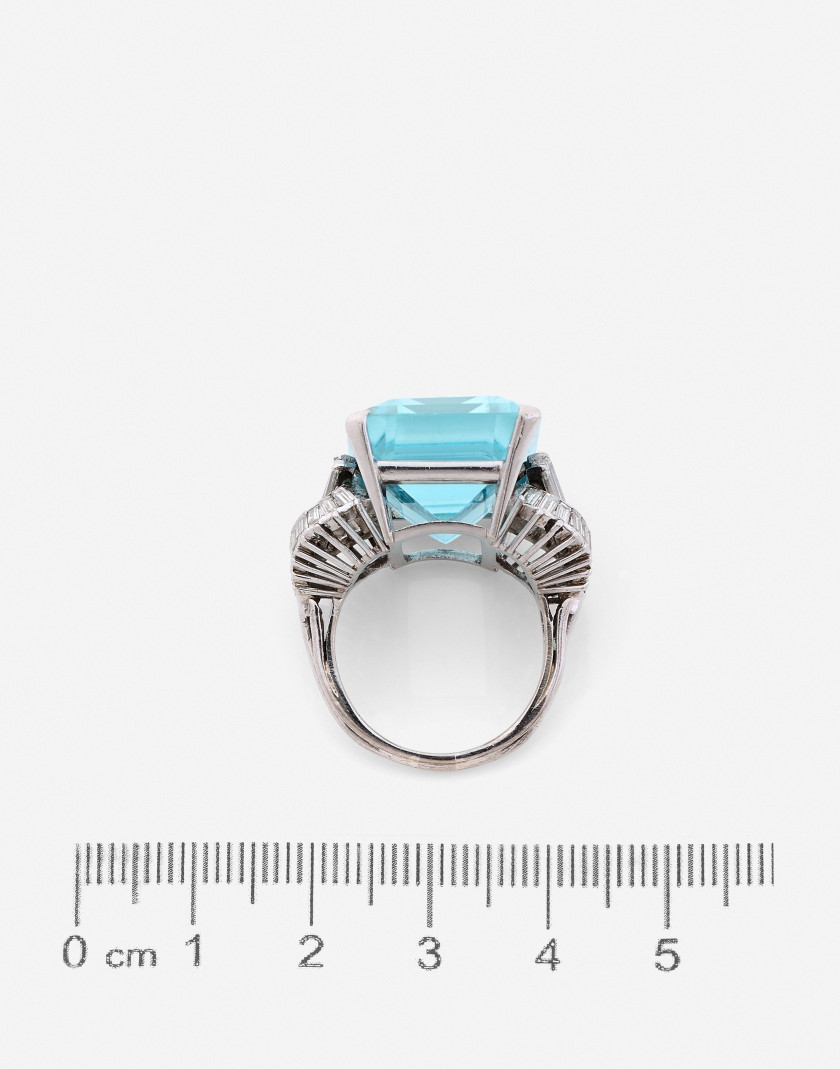 Bague et boucles d'oreilles en or, aigues-marines et diamants An aquamarine, diamond and gold set (ring and earrings)