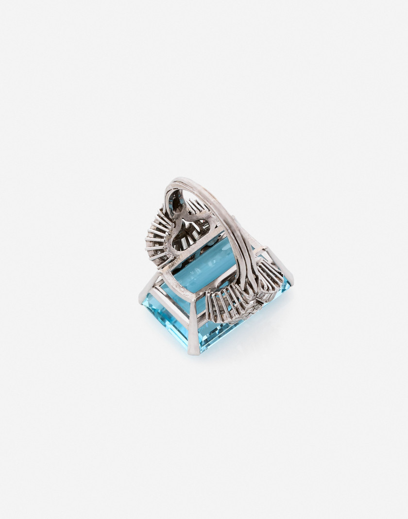 Bague et boucles d'oreilles en or, aigues-marines et diamants An aquamarine, diamond and gold set (ring and earrings)