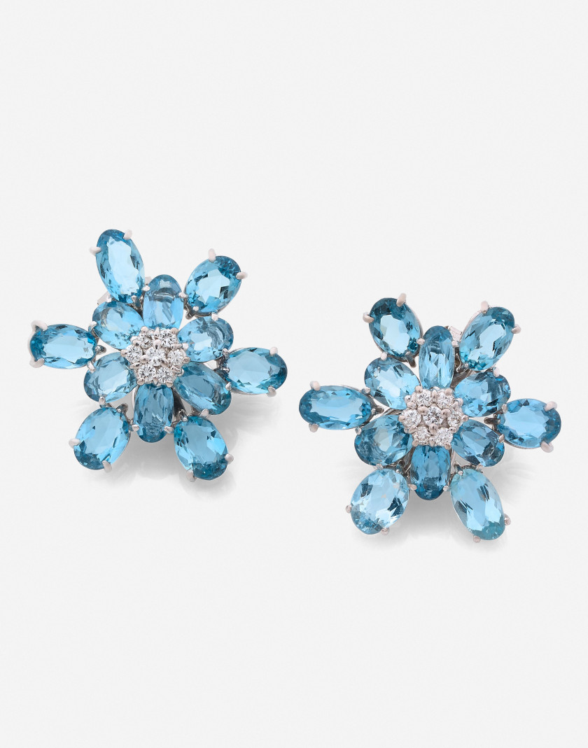 Bague et boucles d'oreilles en or, aigues-marines et diamants An aquamarine, diamond and gold set (ring and earrings)