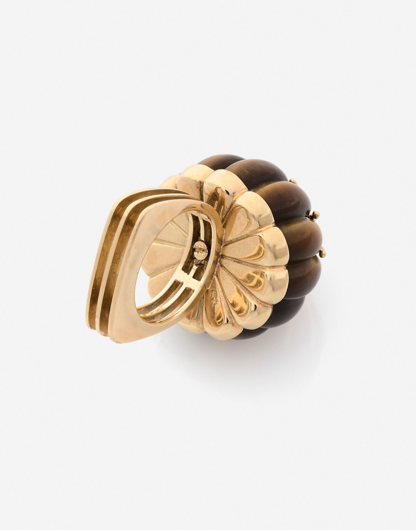 Bague de cocktail en or, oeil-de-tigre et diamants A tiger's eye quartz, diamond and gold cocktail ring