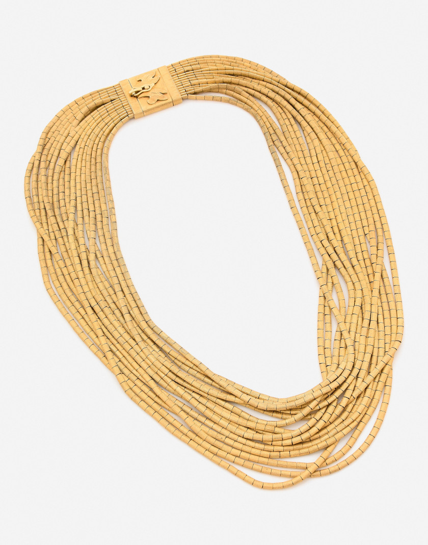 Collier draperie en or jaune satiné A yellow gold necklace