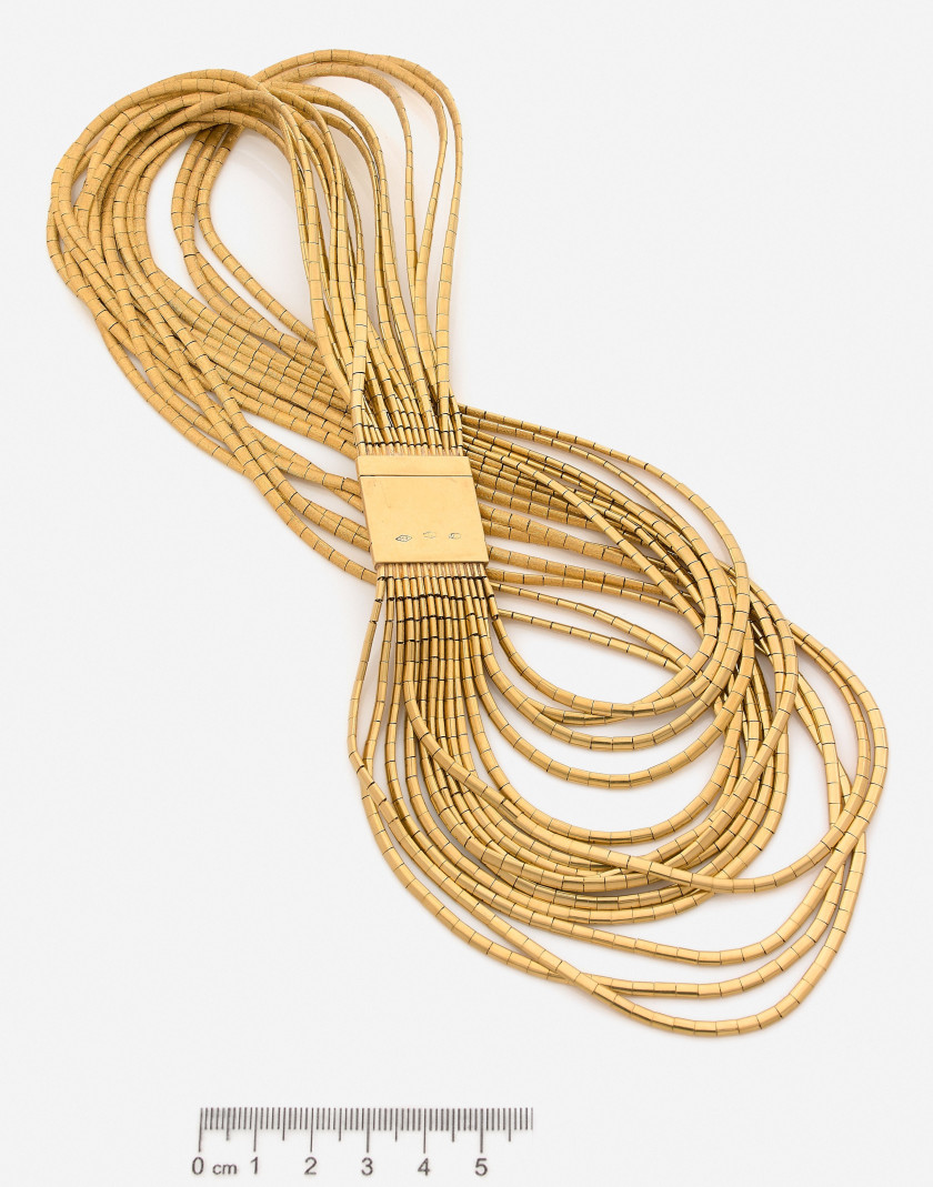 Collier draperie en or jaune satiné A yellow gold necklace