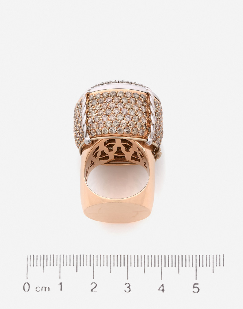 Bague "Bouchon de Champagne"  Or, diamants blancs et champagne A white and champagne diamond and gold "cork of champagne" ring