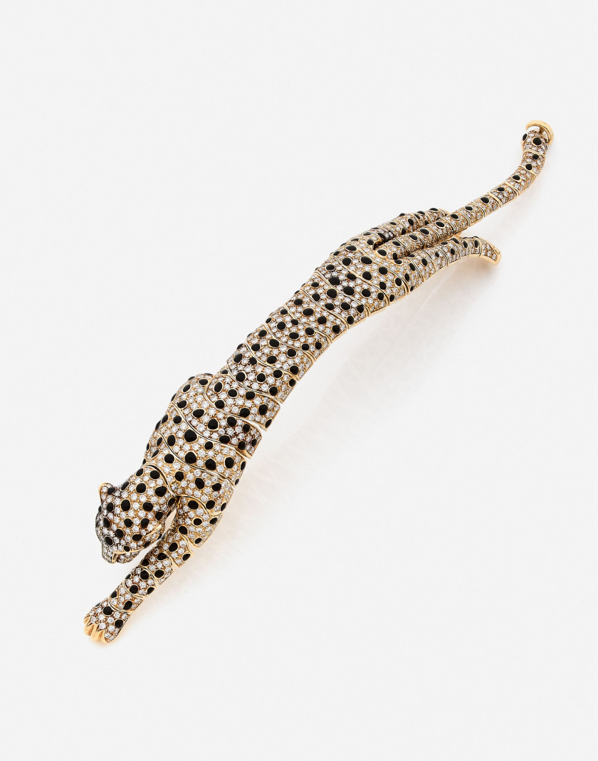 Bracelet articulé en or, diamants, onyx, émeraudes A diamond, onyx, emerald and gold bracelet