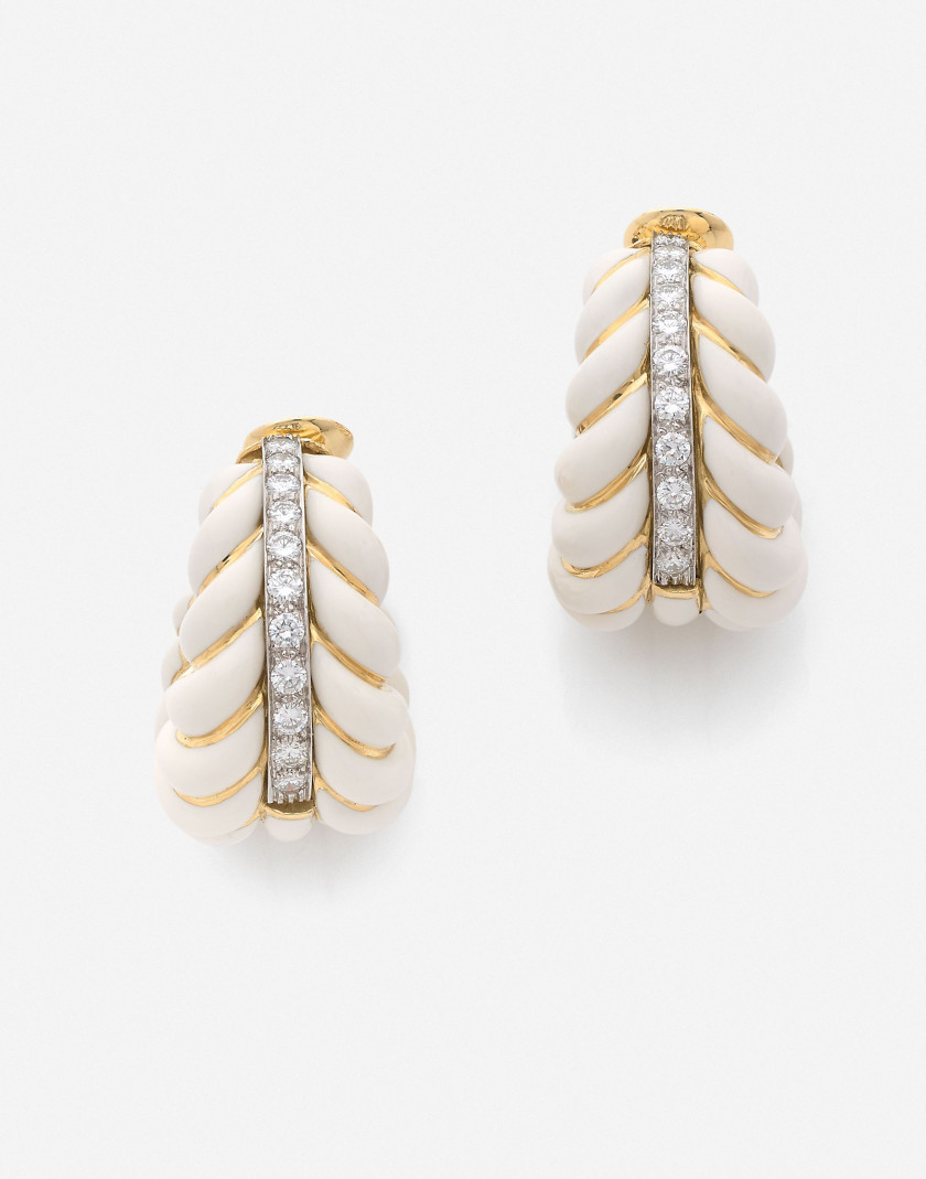 David WEBB Créoles en or, platine, émail et diamants, vers 1970 A pair of enamel, diamond, platinuma and gold ear clips, circa 1970